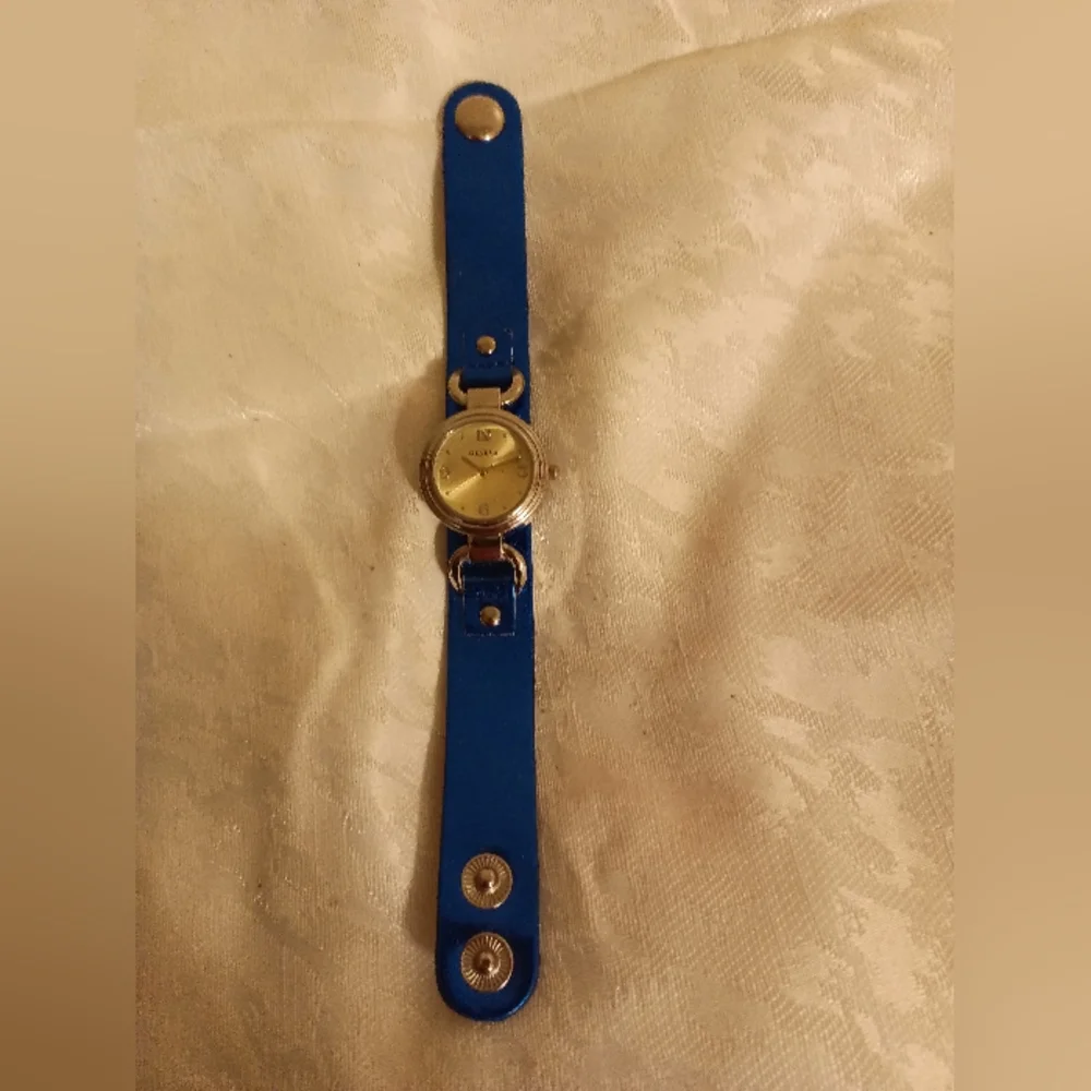 Geneva Metallic blue silver snap watch